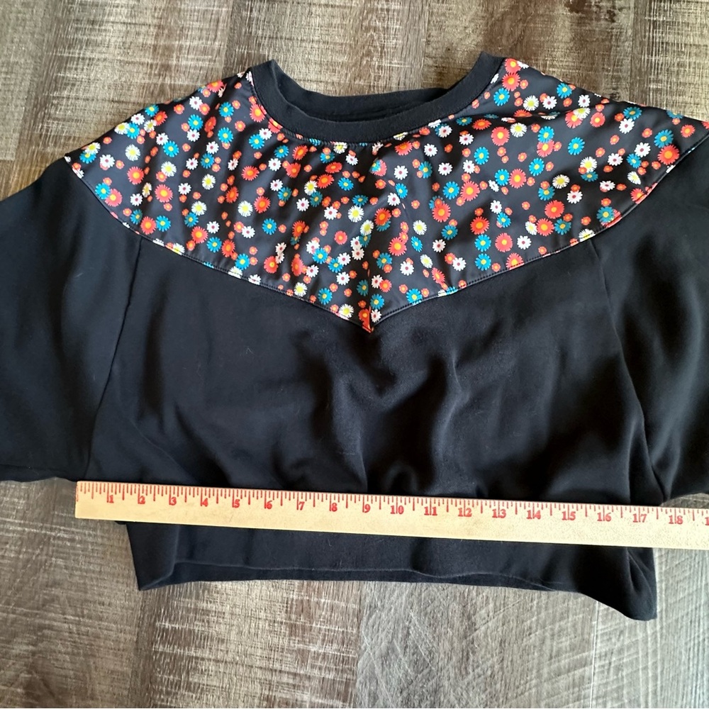 Nike Sweatshirt Women's Medium Black with Multi Color‎ Floral Print Cropped - Picture 5 of 9